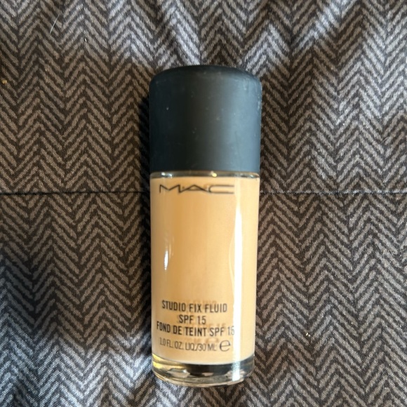 Mac Studio Fix Fluid NW15 - Picture 1 of 2